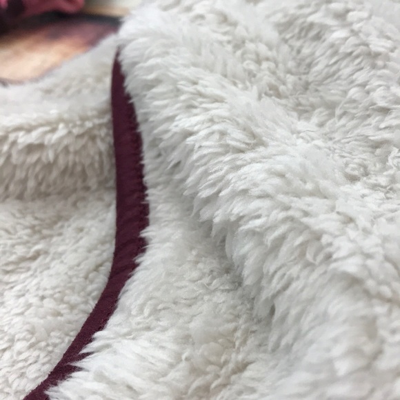 << Soft Furry Sherpa Fur Vest Cream & Burgundy>> - Picture 5 of 5